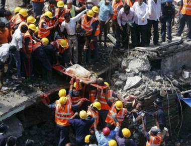 Ινδία: Τουλάχιστον 40 παγιδευμένοι από κατάρρευση κτιρίου στην Βομβάη